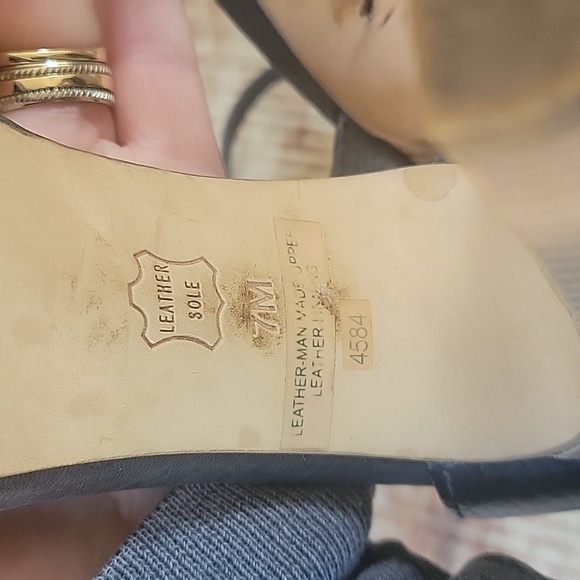 Tory Burch Black and Gold Heels with Elegant T-Strap‎ Size 7 - Picture 14 of 16